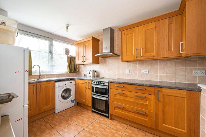 3 Bedroom Flat To Rent In Chisley Road, Tottenham, London, N15