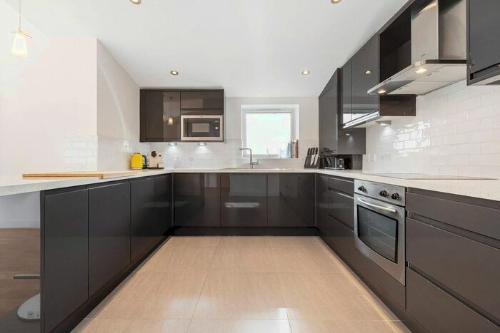 2 Bedroom Flat To Rent In Ferndale Road, Brixton, London, SW4