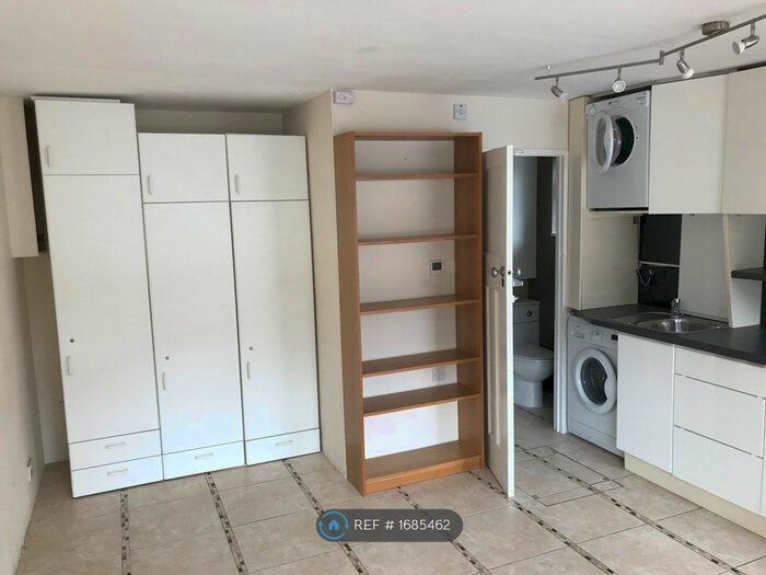 Studio To Rent In Helder Grove, Lewisham, SE12