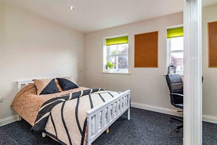 3 Bedroom Flat To Rent In Flat, Lord Tennyson House, Rasen Lane, LN1