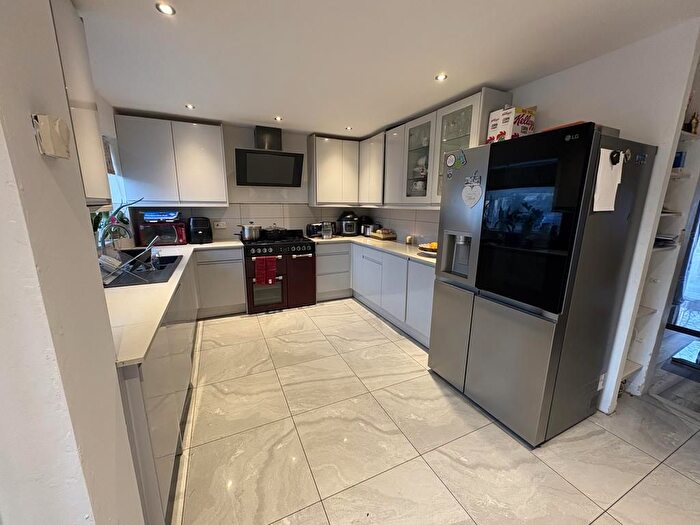 3 Bedroom Terraced House For Sale In Telscombe Way, Luton, LU2