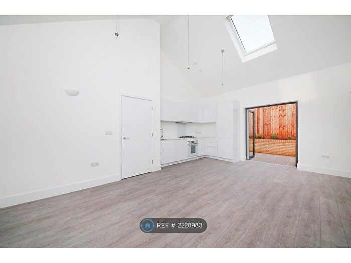 2 Bedroom Bungalow To Rent In Downsview Road, London, SE19