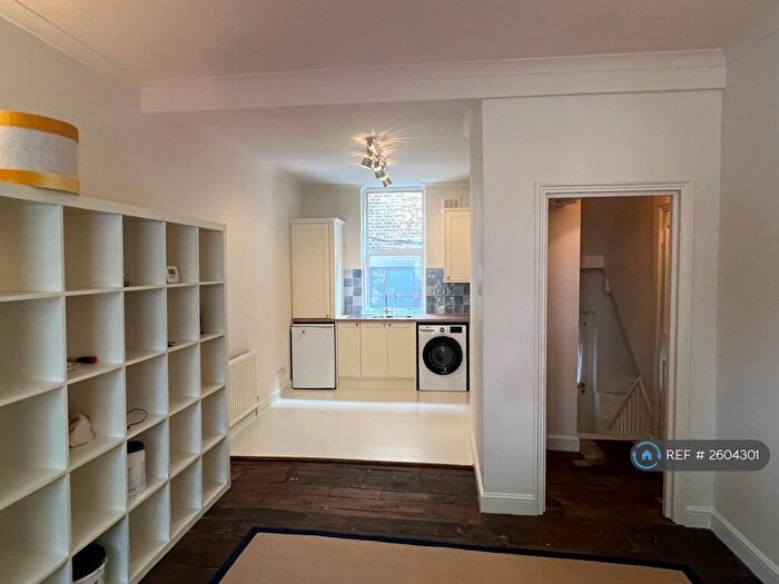 2 Bedroom Maisonette To Rent In Ford Square, London, E1