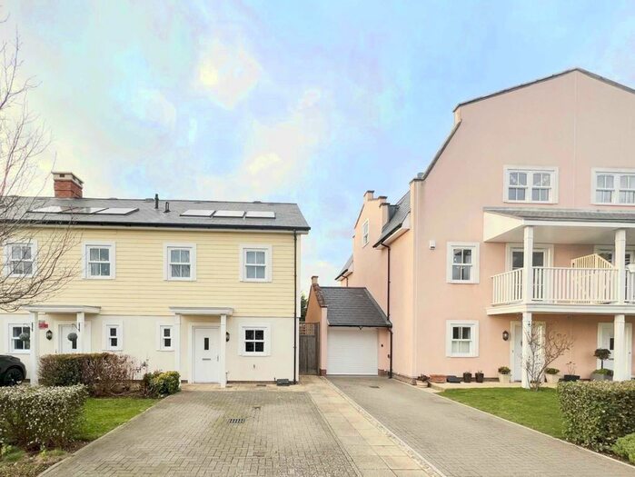 4 Bedroom End Of Terrace House To Rent In Westmount Close, Worcester Park, KT4