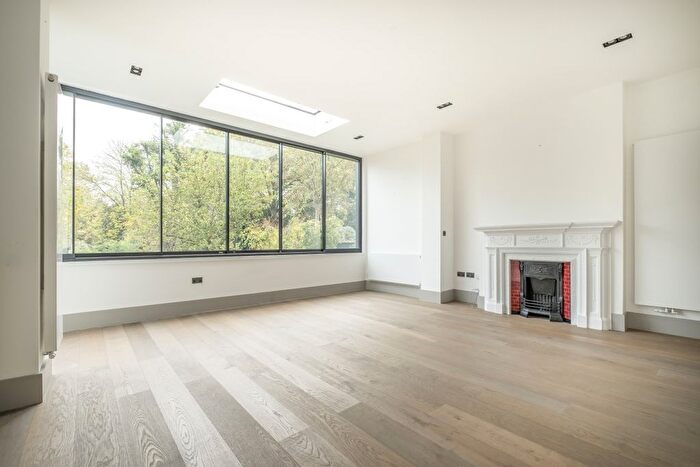 3 Bedroom Flat To Rent In Kings Road, Richmond, TW10