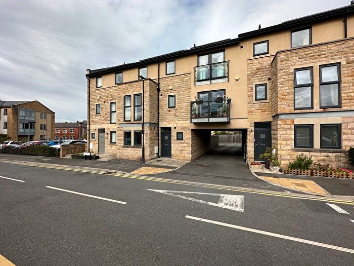 5 Bedroom Town House To Rent In Myrtle Square, Harrogate, HG1
