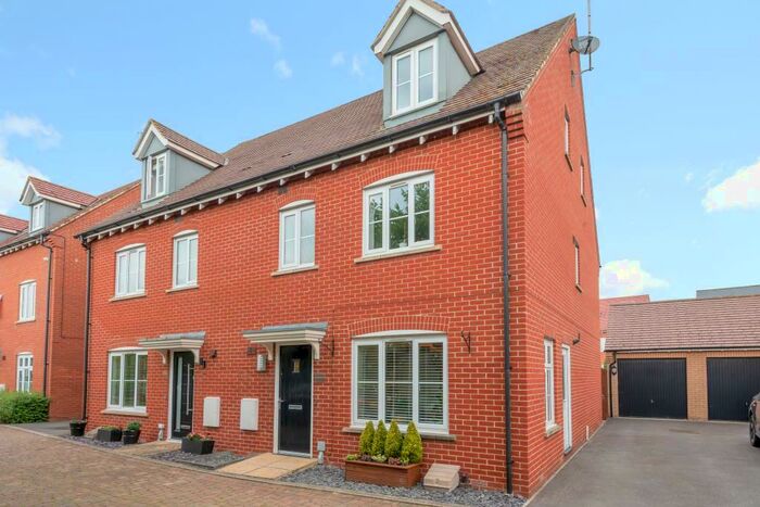 4 Bedroom Town House To Rent In Buckingham Park, Aylesbury, HP19