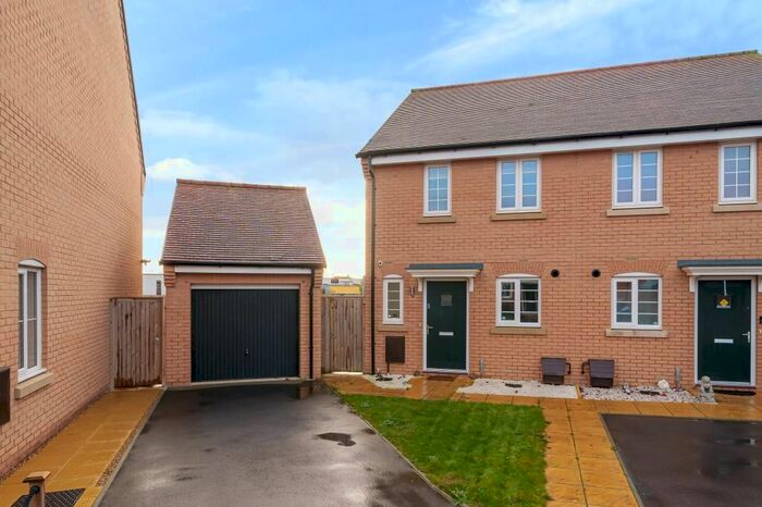 2 Bedroom Semi-Detached House To Rent In Clemens Road, Aylesbury, HP18