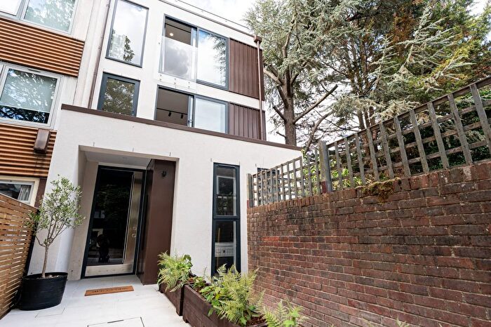 3 Bedroom Flat To Rent In Claudia Place, London, SW19