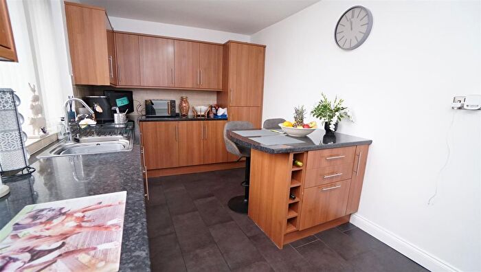 3 Bedroom Town House For Sale In Farm Hill Road, Idle, Bradford, BD10
