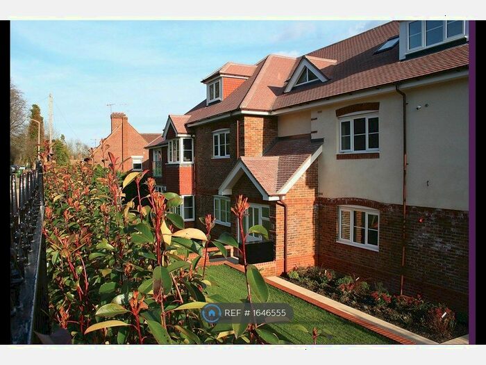 2 Bedroom Flat To Rent In Chesham Heights, Kingswood, Tadworth, KT20