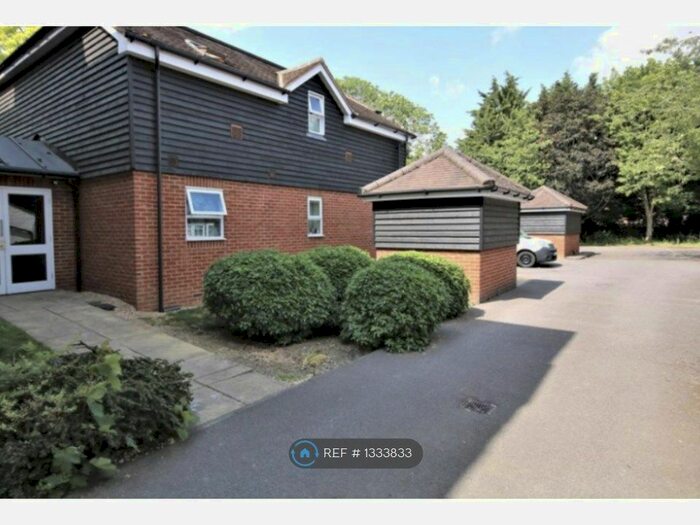 2 Bedroom Flat To Rent In Park Street, Slough, SL3