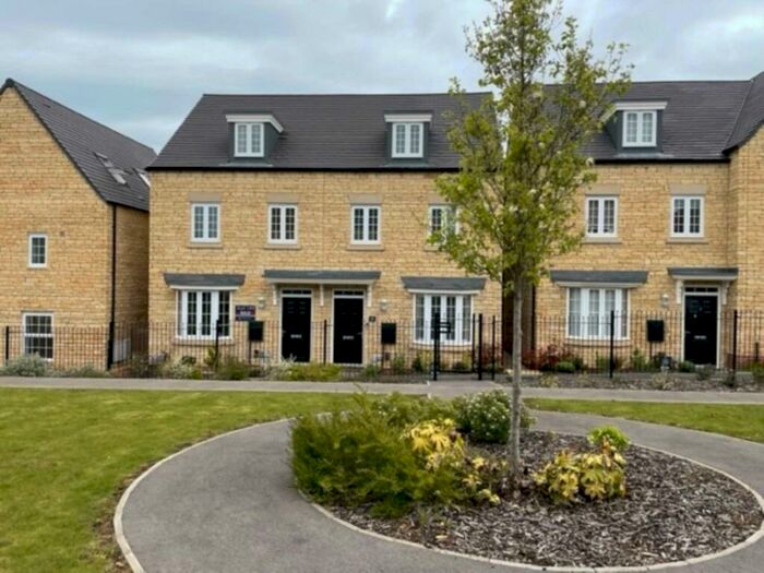 3 Bedroom Semi-Detached House To Rent In Squirrel Gardens, Witney, OX28