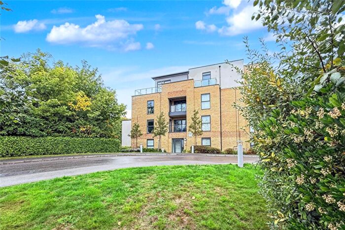 2 Bedroom Flat For Sale In Broad Lane, Bracknell, Berkshire, RG12