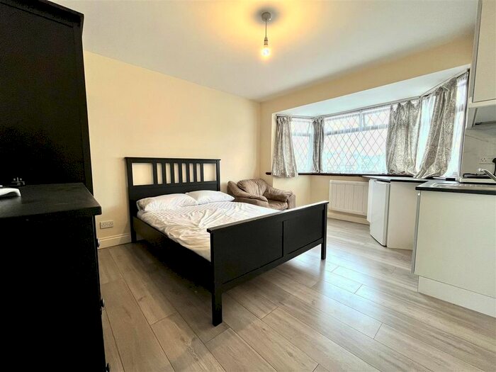 Studio To Rent In Goldsdown Close, Enfield, EN3