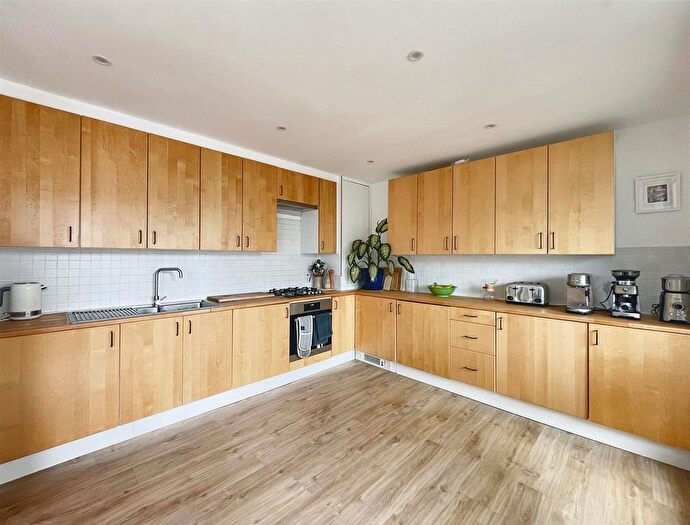 3 Bedroom Flat To Rent In Chiswick Place, Eastbourne, BN21