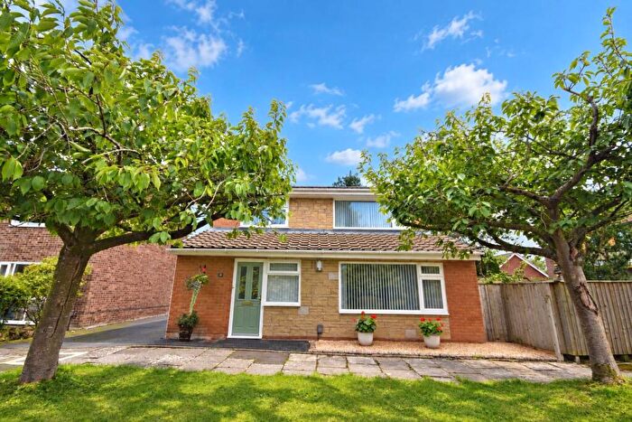 3 Bedroom Detached House For Sale In Whitegates Crescent, Willaston, Neston, CH64