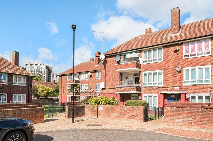 3 Bedroom Apartment For Sale In Fendt Close, London, E16