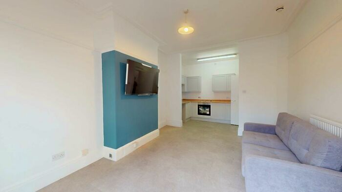 3 Bedroom Flat To Rent In St Michaels Crescent, LS6