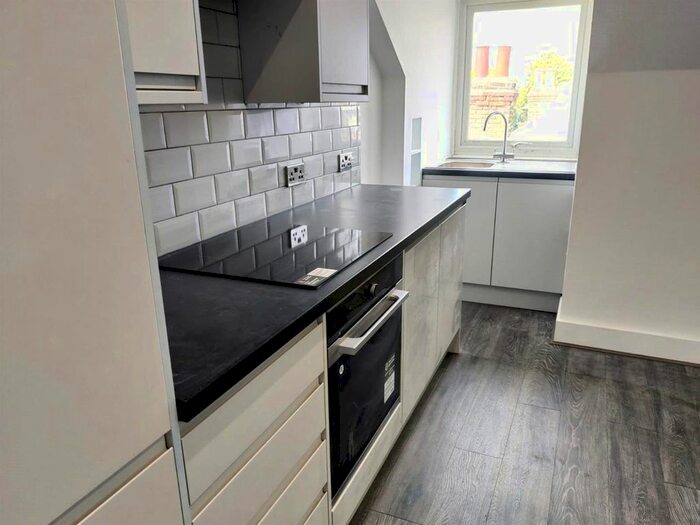 3 Bedroom Flat To Rent In Longley Road, London, SW17