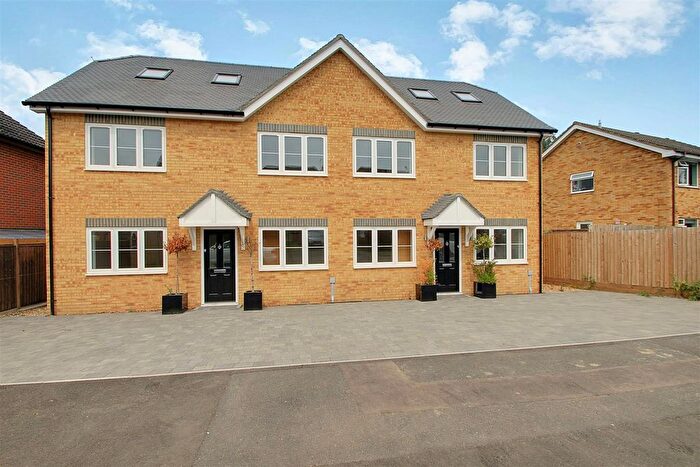 4 Bedroom Semi-Detached House To Rent In Chiswell Green, St Albans, AL2