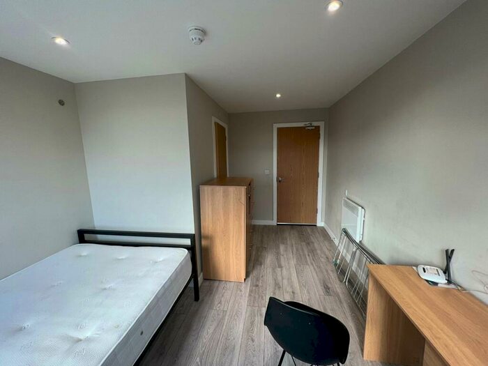 Flat To Rent In Sunbridge Road, Bradford, West Yorkshire, Uk, BD1