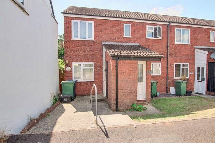 2 Bedroom Flat To Rent In Wood Lane, Chippenham, SN15