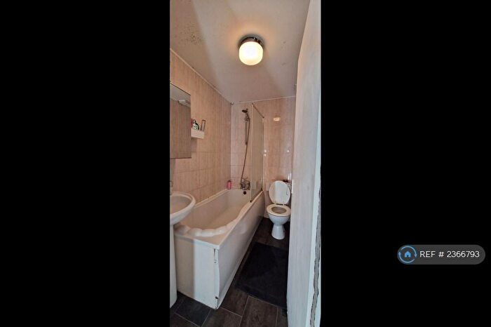 3 Bedroom Flat To Rent In Graham Road, London, E8