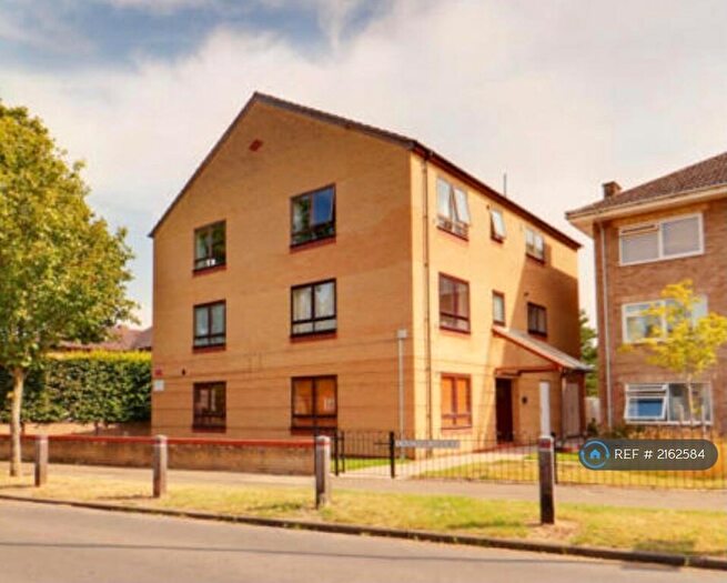 3 Bedroom Flat To Rent In Carlton Court, Cambridge, CB4