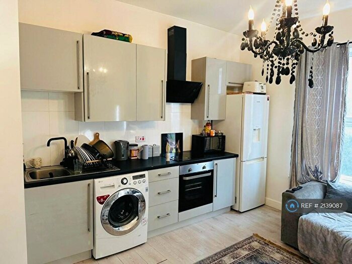 3 Bedroom Flat To Rent In Chapel Hill, Morley, Leeds, LS27