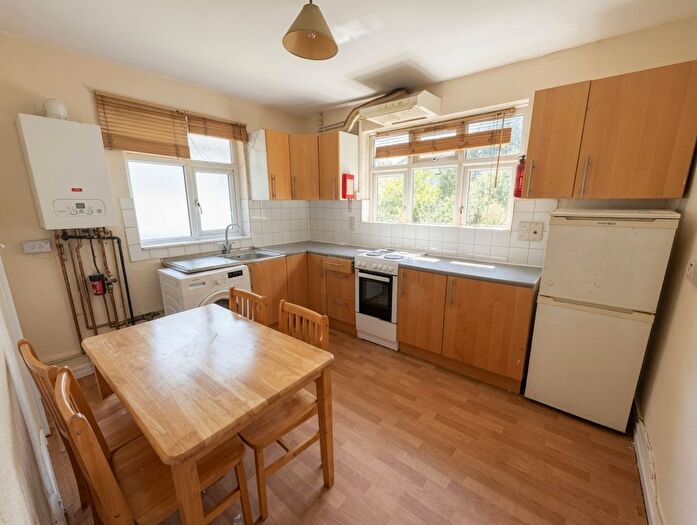 2 Bedroom Flat To Rent In Grosvenor Road, London, N3