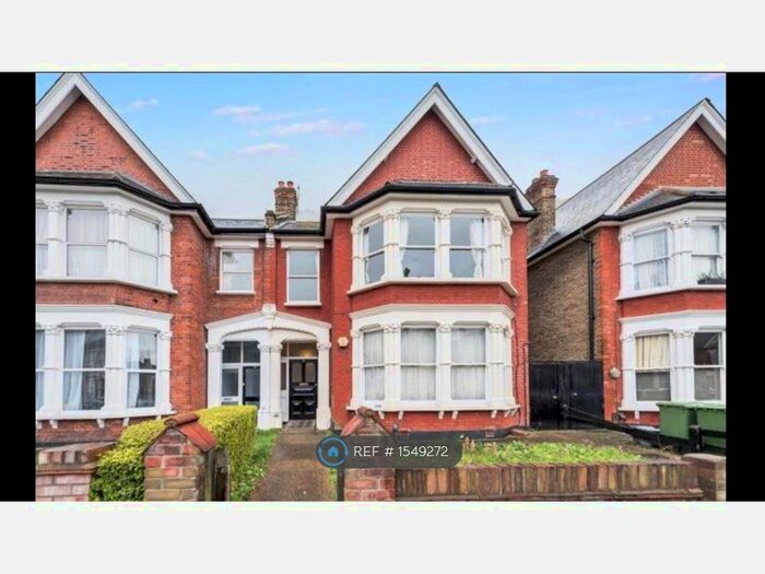 3 Bedroom Flat To Rent In Bargery Road, London, SE6