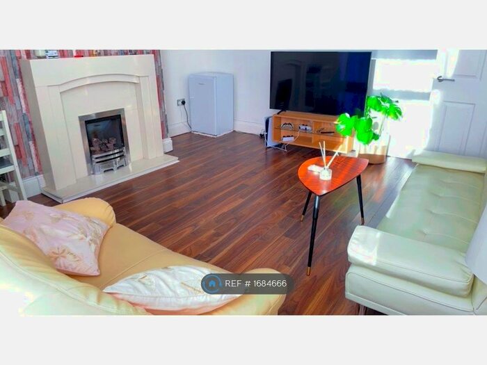 2 Bedroom Flat To Rent In Commercial Road, Byker, Newcastle Upon Tyne, NE6