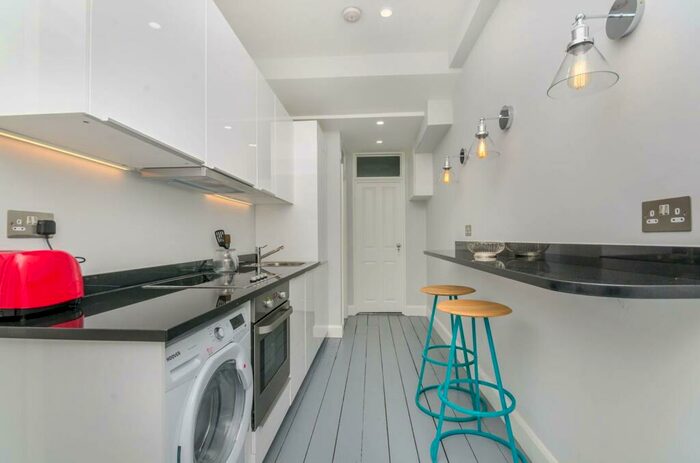 2 Bedroom Flat To Rent In Albert Bridge Road, Battersea Park, London, SW11