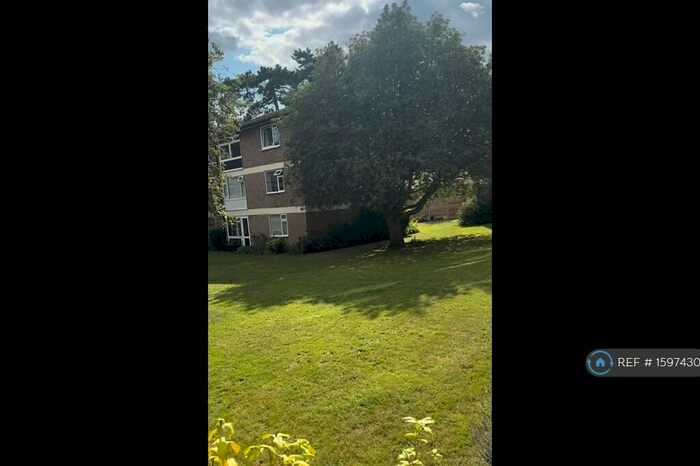 2 Bedroom Flat To Rent In Pine Lodge, Maidstone, ME16