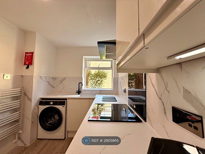 2 Bedroom Flat To Rent In Ranscombe Close, Rochester, ME2
