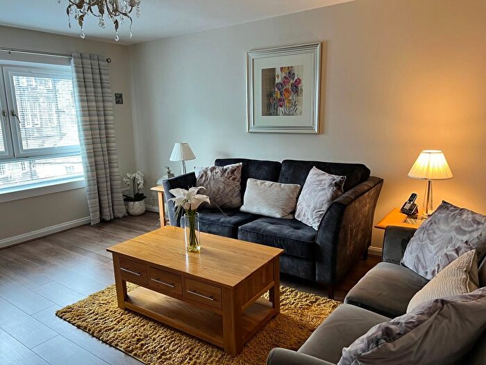 3 Bedroom Flat To Rent In Holyrood Road, Edinburgh, EH8