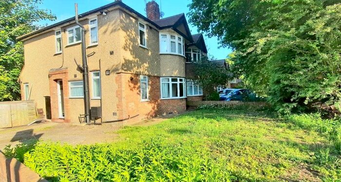 2 Bedroom Flat To Rent In Bushey Mill Lane, Watford, Hertfordshire, WD24