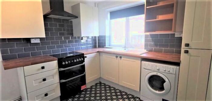 2 Bedroom Flat To Rent In Northeron, West Cross, Swansea, SA3