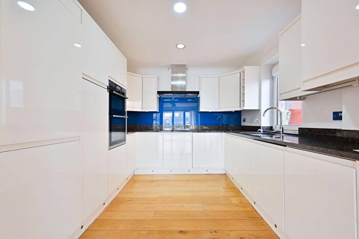 2 Bedroom Flat To Rent In William Morris Way, Sands End, London, SW6