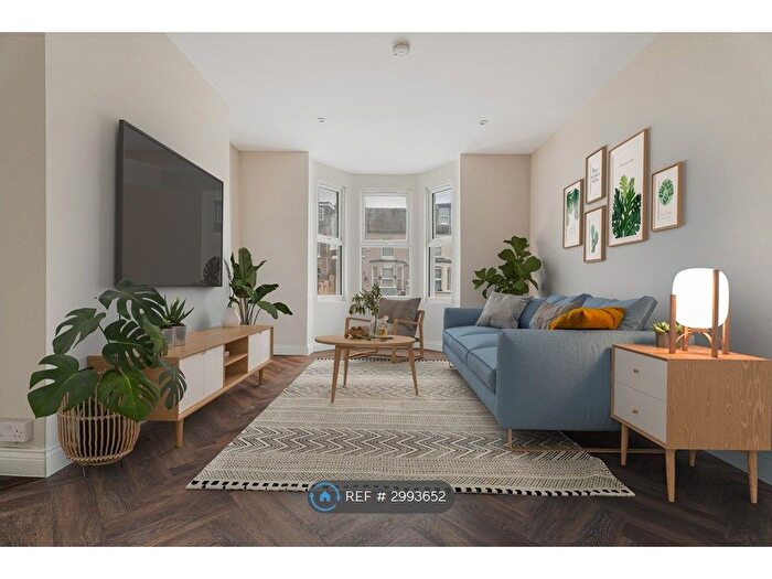 2 Bedroom Maisonette To Rent In Friern Park, London, N12
