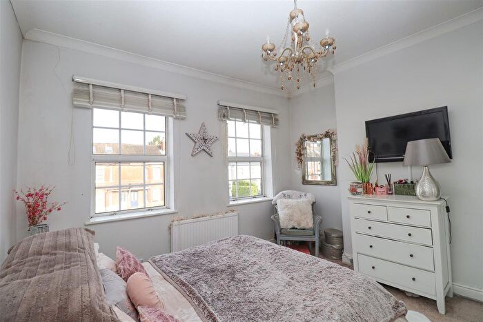 3 Bedroom End Of Terrace House For Sale In Cross Street, Farnborough, GU14
