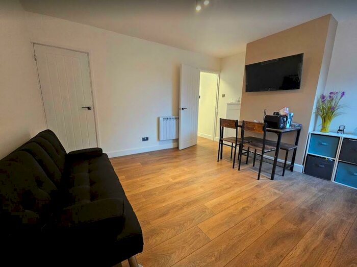 2 Bedroom Apartment To Rent In Basingstoke Road, Reading, RG2