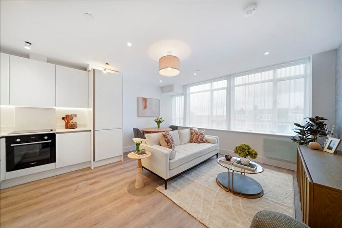 2 Bedroom Flat To Rent In Streatham High Road, London, SW16