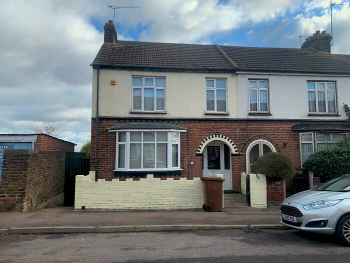 3 Bedroom End Of Terrace House To Rent In Maple Avenue, Gillingham, ME7