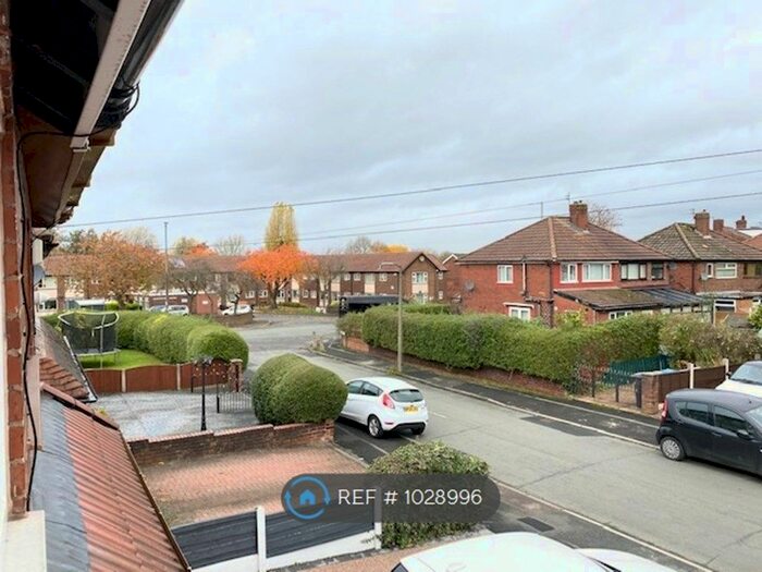 2 Bedroom Semi-Detached House To Rent In Thornhill Road, Droylsden, Manchester M43
