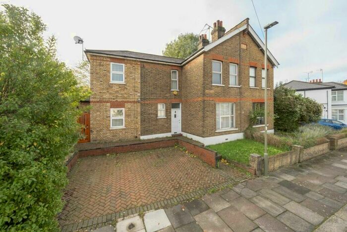 4 Bedroom Semi-Detached House To Rent In Long Lane, London, N2