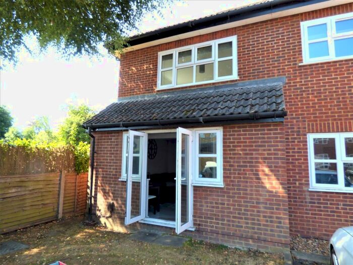 2 Bedroom Flat To Rent In Ashtead, KT21