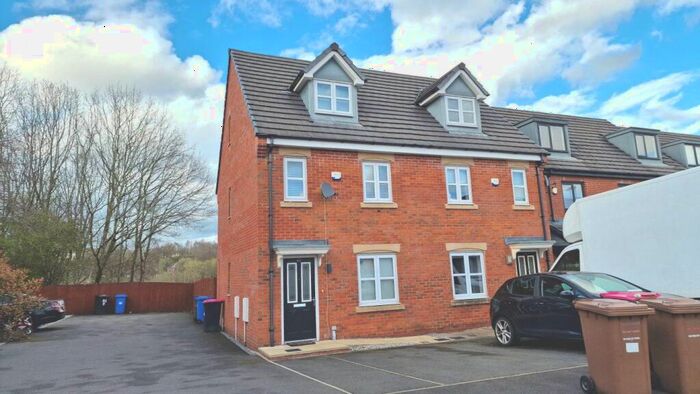 3 Bedroom Town House To Rent In Greene Way, Salford, M7