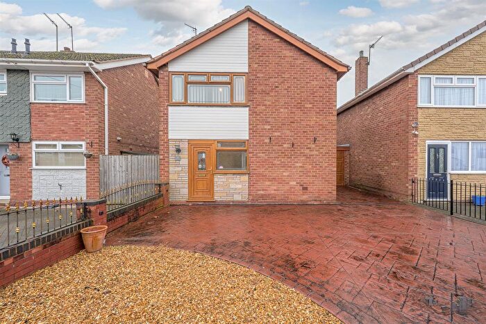 3 Bedroom Link Detached House For Sale In Burrows Road, Kingswinford, DY6